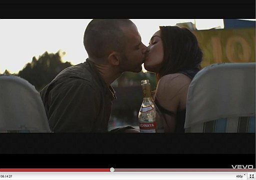 В клипе певцов Эминема и Рианны «Love the way you lie» напиток в известной бутылке появляется трижды