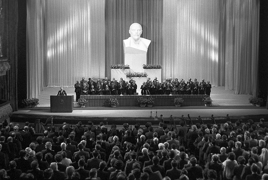 Встреча председателя Совета министров СССР Николая Тихонова с избирателями Фрунзенского избирательного округа города Москвы (1985 год) 