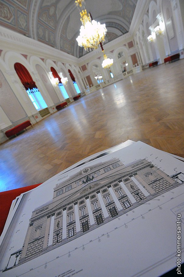 В Бетховенском зале, ранее именовавшемся Императорским фойе, восстановлены шелковые панно, в оригинале заказанные во Франции к коронации Николая II 