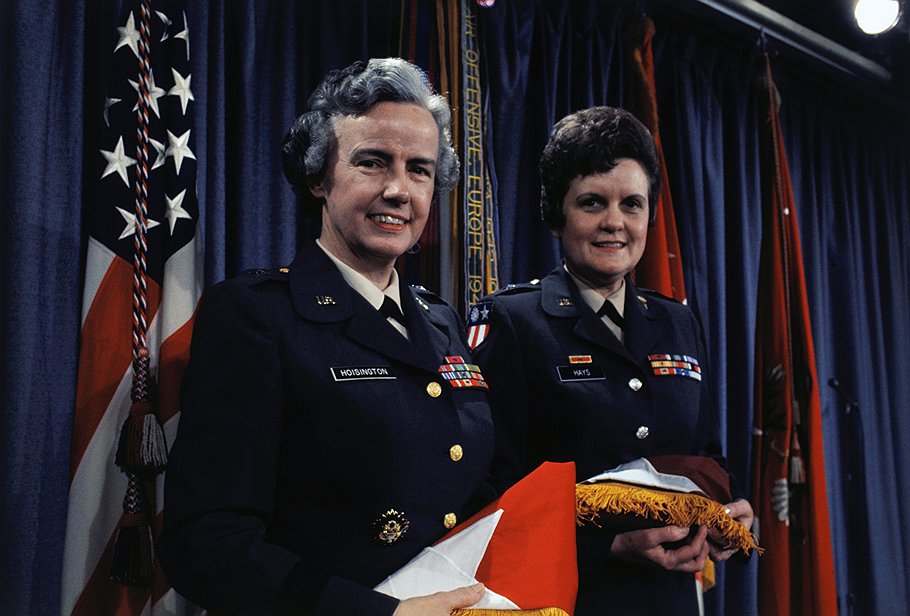 В 1970-м Элизабет Хойсингтон (слева) и Анна Мэй Хейс стали первыми женщинами — бригадными генералами в американской армии 