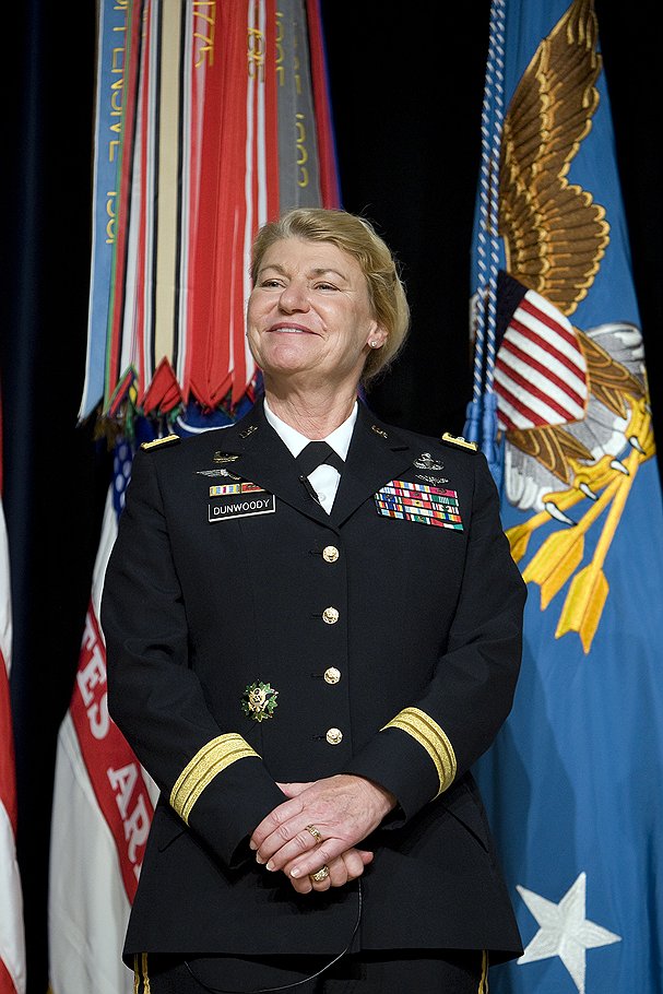В 2008 году Энн Данвуди стала первой женщиной — генерал-полковником в США и осталась довольна должностью 