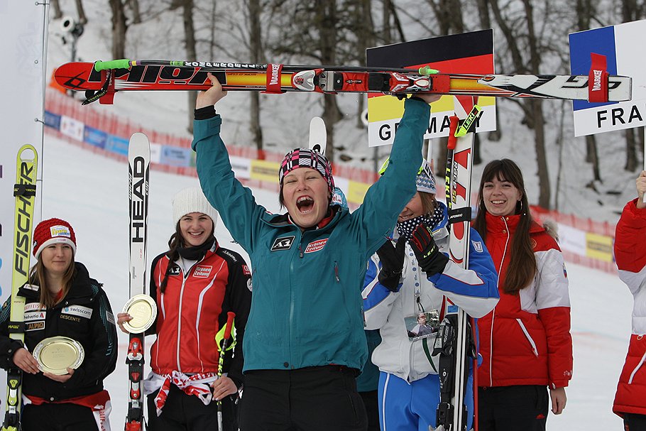 Австрийка Тамара Типплер, занявшая третье место н асоревнованиях по супергиганту на этапе кубка Европы по горнолыжному спорту среди женщин, на церемонии награждния