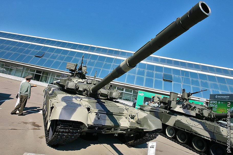 Танк Т-90С — экспортный вариант Т-90, уже имеет и более современную модификацию — Т-90МС, оснащенную новой 125-миллиметровой пушкой и новой системой управления огнем &quot;Калина&quot;