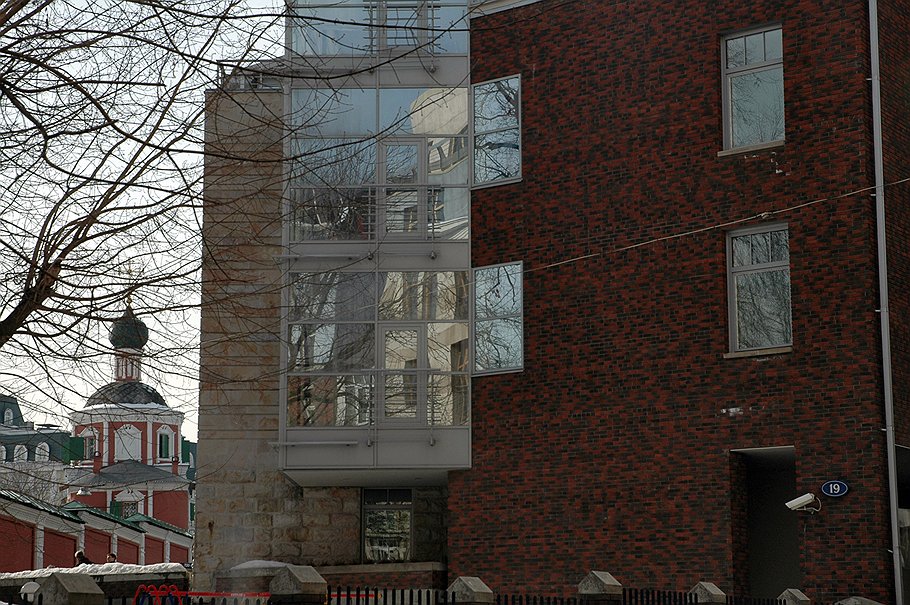 Дом в Зачатьевском, 19, построенный 10 лет назад, соответствует современным представлениям об элитном жилье: большие окна, квартиры с открытыми террасами