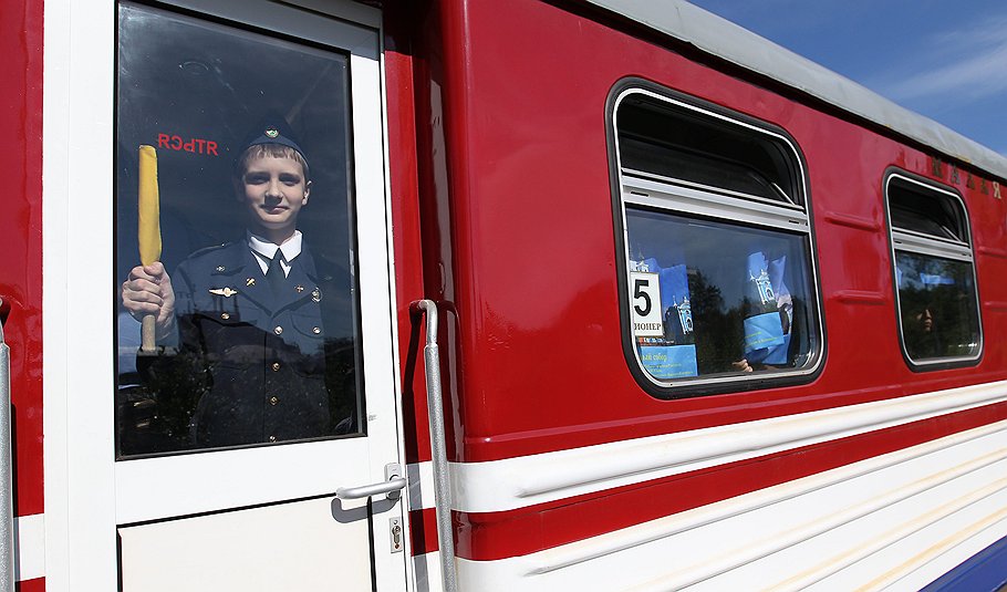 Проводник вагона — лицо детской железной дороги. Юных железнодорожников одевают с иголочки 
