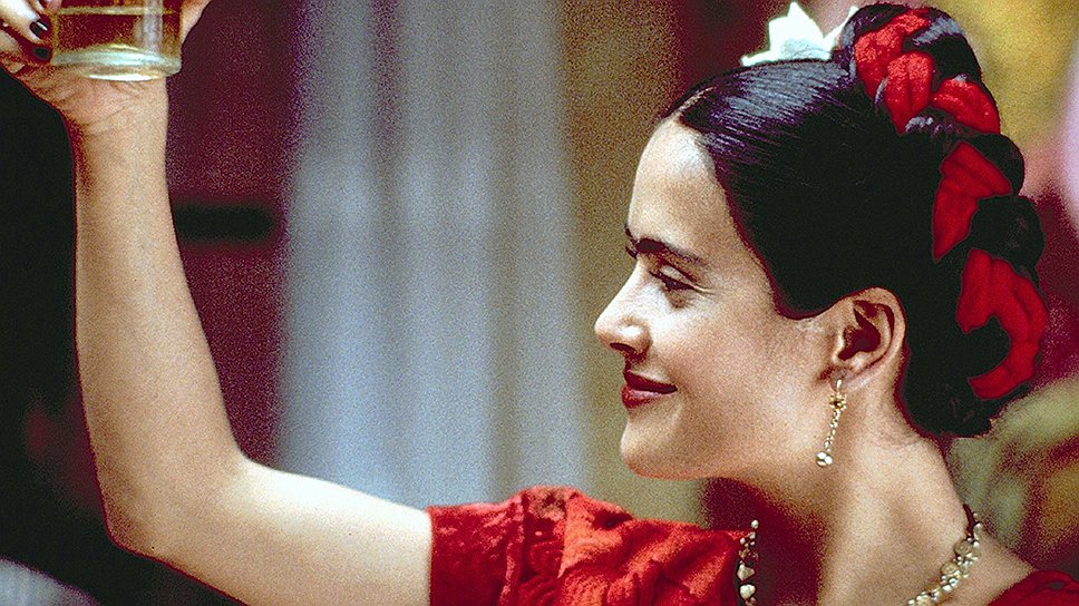 Мексиканская актриса Сальма Хайек в роли Фриды Кало в одноименном фильме, 2002. За роль великой художницы Хайек была номинирована на премию &quot;Оскар&quot; как лучшая актриса, однако приза не получила 