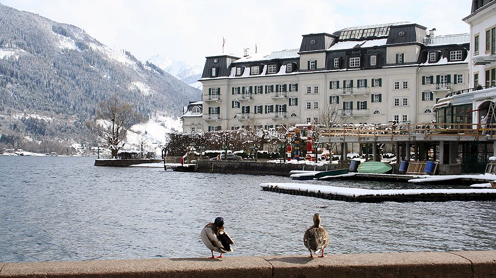 На озеро Целлер в Австрии приезжают как горнолыжники, так и любители парусного спорта