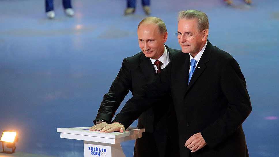Президент России Владимир Путин (слева) и президент Международного олимпийского комитета Жак Рогге дали старт Всероссийскому обратному отсчету времени до Олимпийских игр в Сочи 
