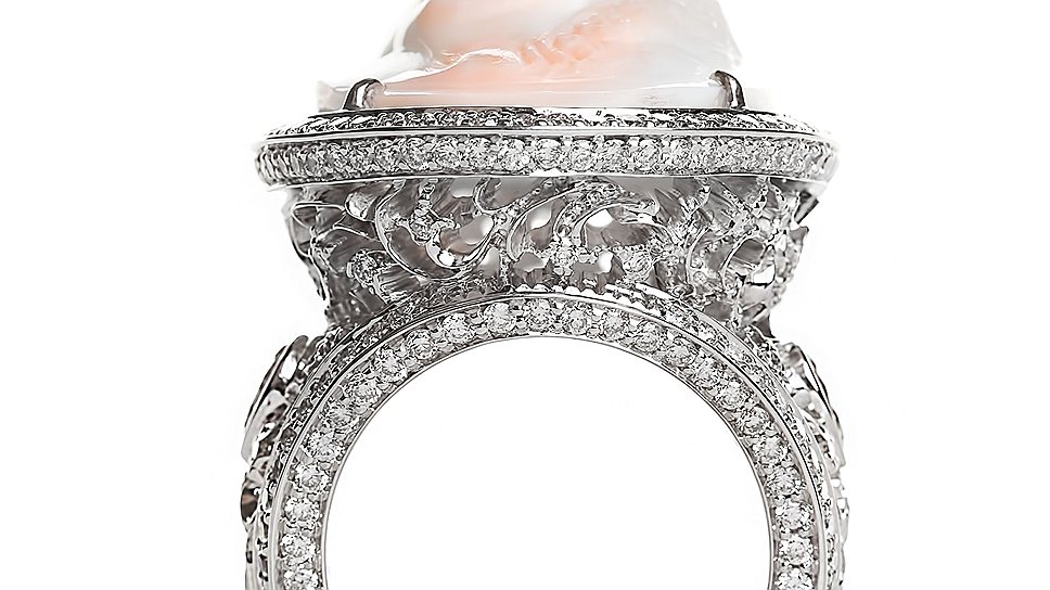 Yana, кольцо из золота с бриллиантами и камеей, 2013 