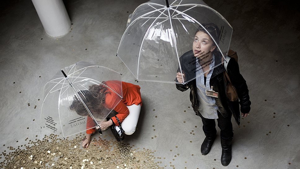Попасть под золотой дождь хотелось многим: в павильон России стояли очереди