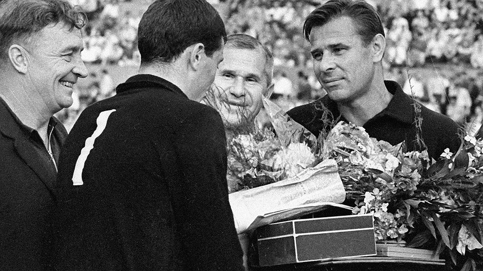 1969. Динамовские вратари четырех поколений поздравляют Льва Яшина (справа) с сорокалетием 