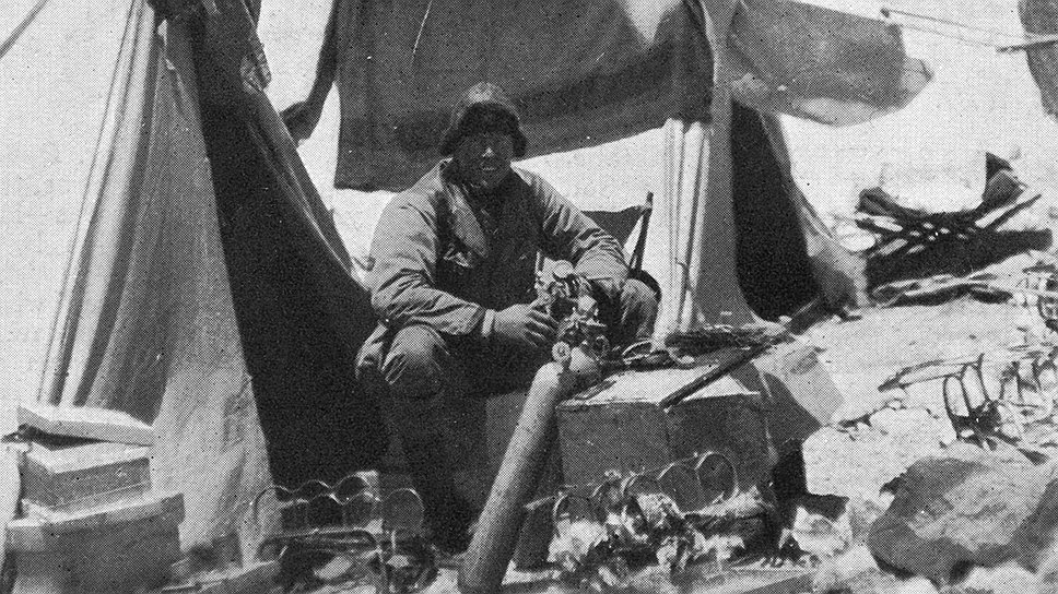 Британец Эндрю Ирвайн готовится взойти на Эверест вместе с Джорджем Мэллори, 1924. Спор о том, достигли ли они вершины, продолжается и сегодня. Ирвайн и Мэллори погибли 