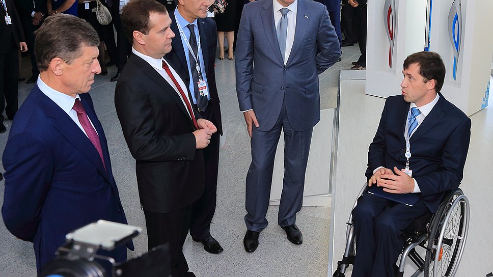 27 сентября 2013 года. Старт продаж билетов на Паралимпийские игры в Сочи. Премьер-министр Дмитрий Медведев (крайний слева) пообещал быть в числе болельщиков 
