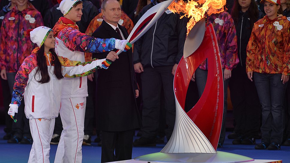 6 октября 2013 года. Президент России Владимир Путин дал старт эстафете олимпийского огня на Красной площади в Москве 
