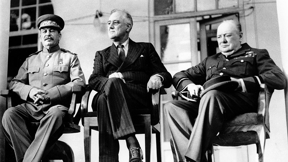 Главнокомандующий Иосиф Сталин, президент США Франклин Делано Рузвельт и британский премьер-министр Уинстон Черчилль (слева направо), Тегеран, 28 ноября 1943 года 
