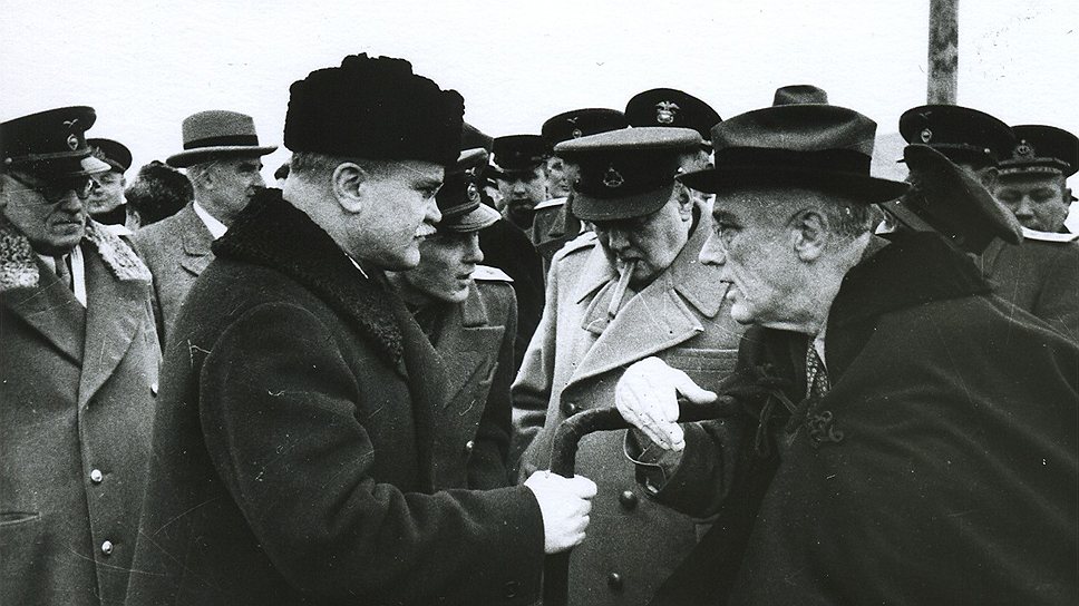 Нарком иностранных дел СССР Вячеслав Молотов, Черчилль и Рузвельт, Ялта, февраль 1945 года 
