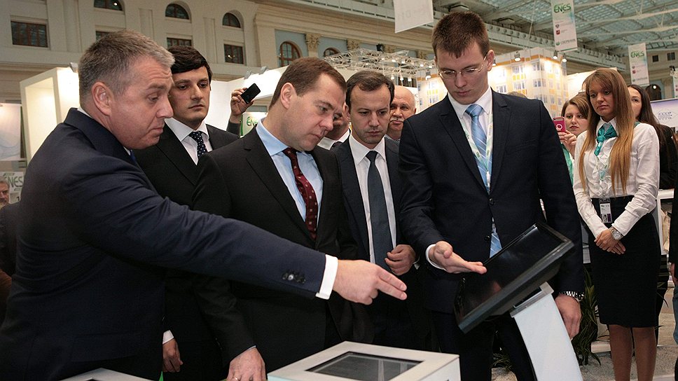 Премьер-министр Дмитрий Медведев (в центре) 

