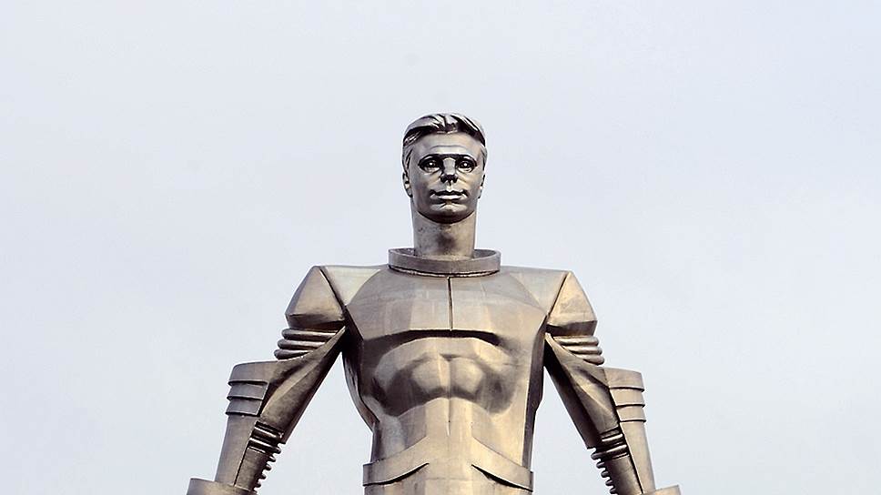 Памятник (1980) работы скульптора П. И. Бондаренко на площади Гагарина 

