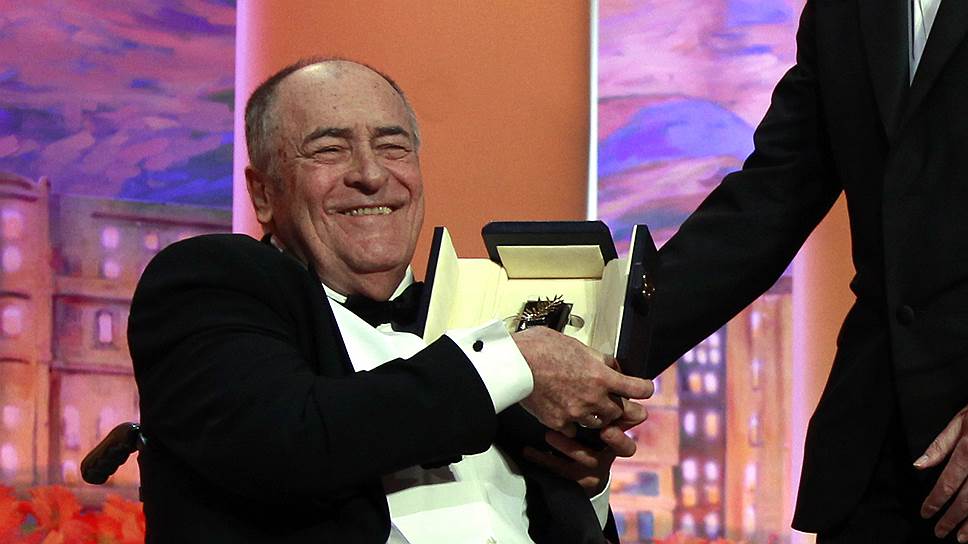 Президент фестиваля Жиль Жакоб награждает Бернардо Бертолуччи Почетной золотой пальмовой ветвью, 2011 
