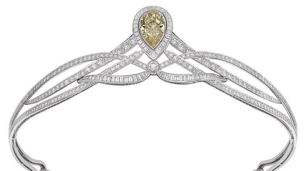 Тиара, золото, бриллианты, первоначально была создана как частный заказ, позднее повторена в регулярной коллекции 
