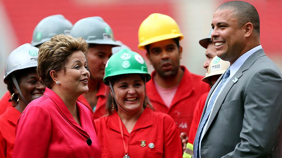 Президент Бразилии Дилма Руссефф (слева) и экс-нападающий национальной сборной Роналдо (справа) торжественно открывают арену &quot;Бейра-Рио&quot;, реконструкция которой оценивается в $144 млн 
