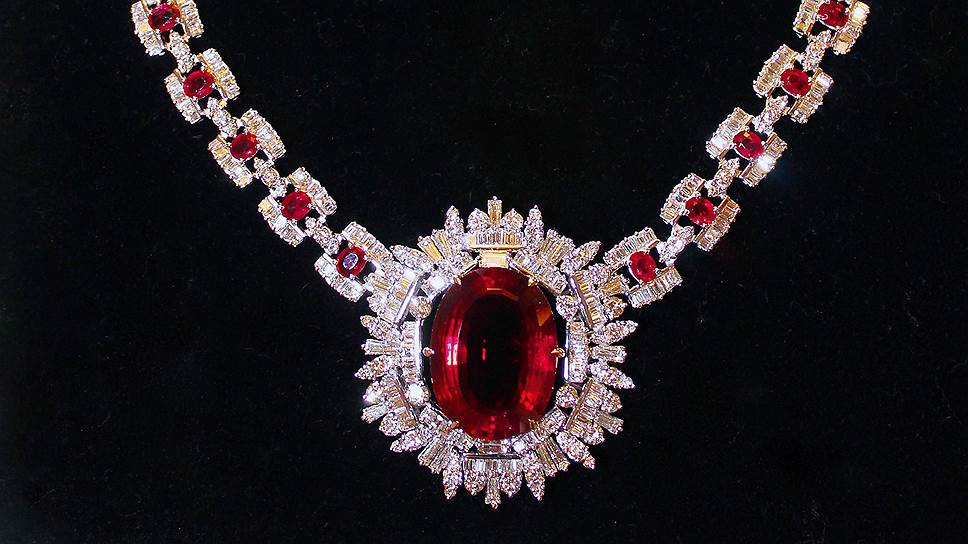 Колье Victoria с рубеллитом весом 40 карат, бриллиантами и рубинами ювелирной марки Alexander Laut будет выставлено на аукционе Sotheby`s в Гонкоге в декабре 2014 года, эстимейт — $40 тыс. 
