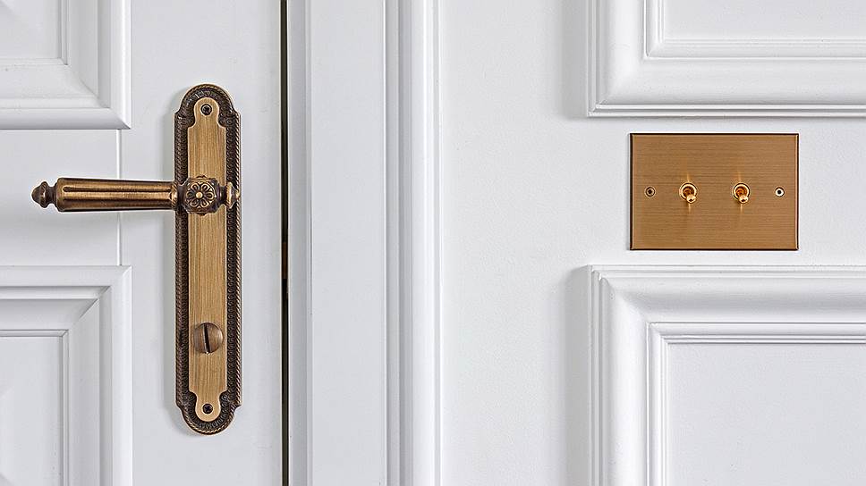 Дверная ручка с магнитными замками, Linea Cali (Италия); выключатели из бронзы, Meljac (Франция); деревянные двери (Россия, на заказ) 
