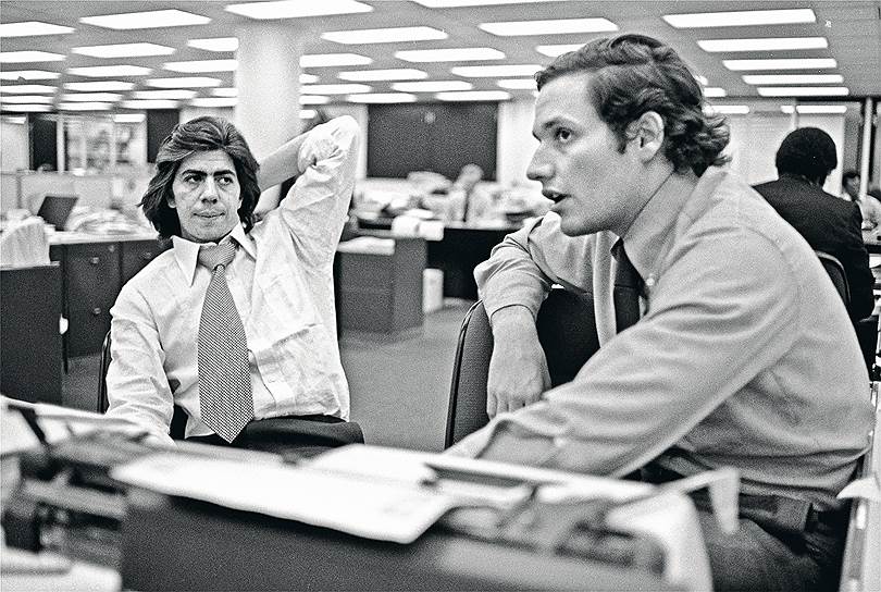 Журналисты The Washington Post Карл Берстайн (слева) и Боб Вудворд, публиковавшие скандальные материалы, стоившие Ричарду Никсону должности президента, 1973 год 
