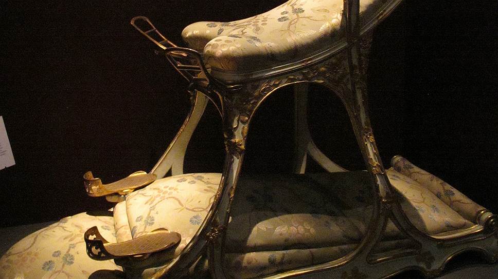 Стул-качалка &quot;Кушетка сладострастия&quot;. Это помесь кресла-качалки и гинекологического кресла, которое принц Уэльский -- будущий король Эдуард VII, ценитель бегов, актрис и охоты -- заказал для своих посещений любимого парижского борделя