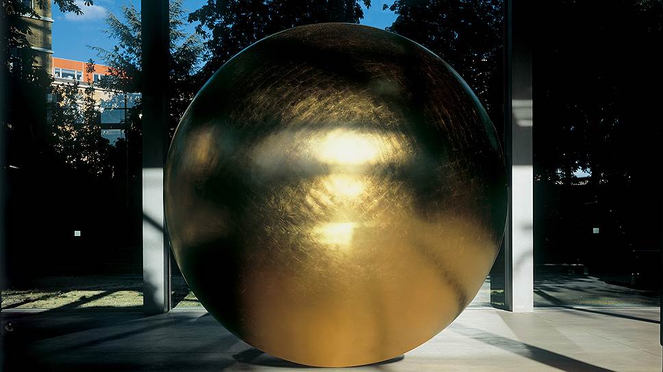 Золотой шар американца Джеймса Ли Биара называется &quot;Памятник языку&quot; (1995) 
