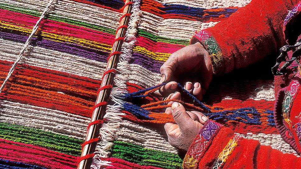 Женщина индейского племени кечуа (Перу) за ткацким станком 
