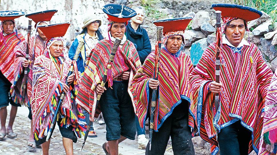Жители Перу в национальной одежде 
