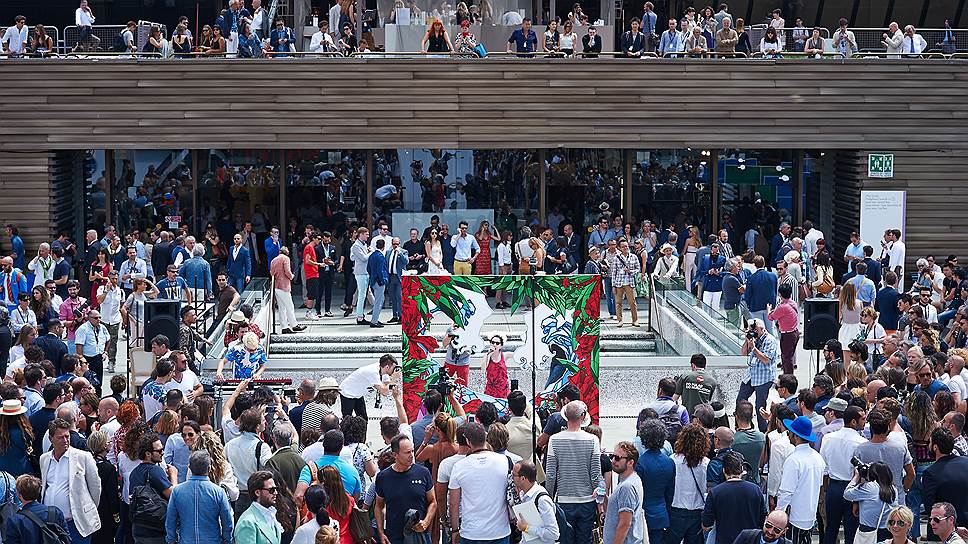 Перед павильонами во время Pitti Uomo 86 (июнь 2014) 
