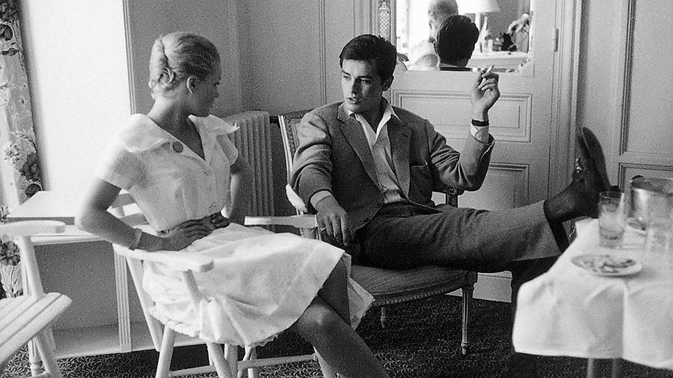 Ален Делон (в мокасинах Gucci) и Роми Шнайдер во время Каннского кинофестиваля, 1959 год