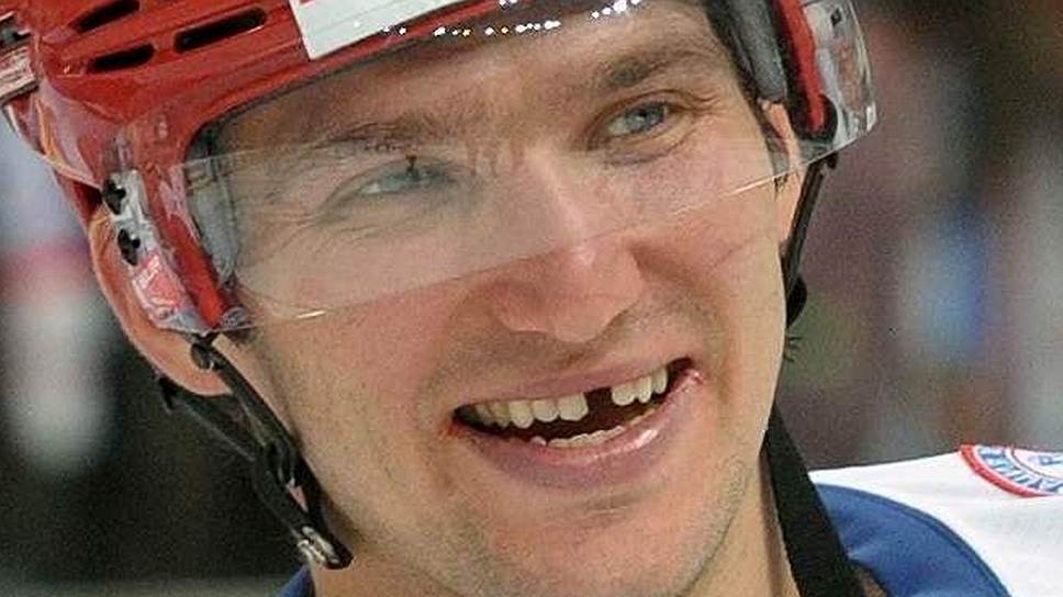 Овечкин без зуба. Беззубый хоккеист Овечкин. Хоккеист Овечкин улыбка.