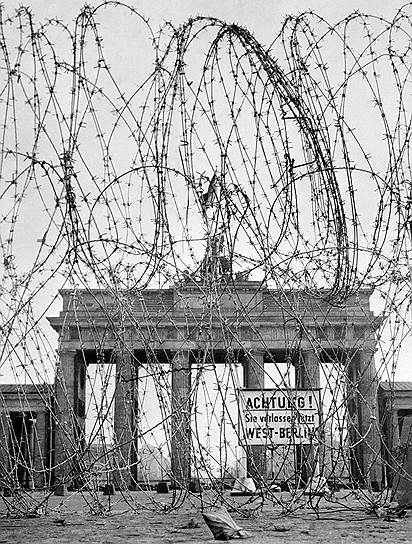 Брандербургские ворота со стороны Западного Берлина, ноябрь 1961 года 
