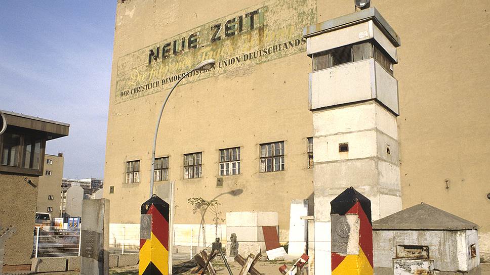 Пограничный знак ГДР, снятый с одного из КПП Берлинской стены 
