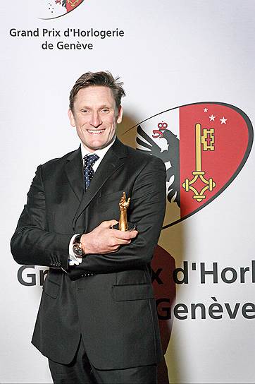 Стивен Форси получает &quot;Золотую стрелку&quot; в рамках конкурса Grand Prix de Geneve, Большой театр Женевы, ноябрь 2010 года 
