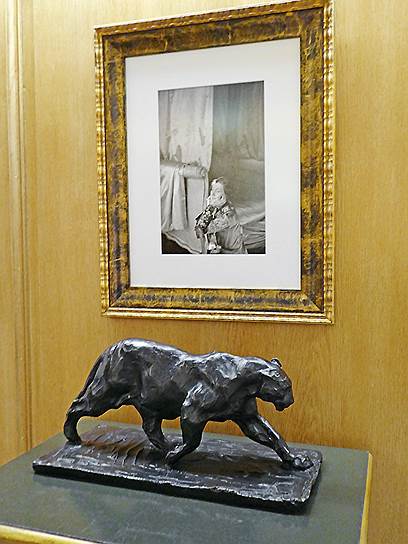 Скульптура &quot;Пантера&quot; в салоне &quot;Пантера&quot; в парижской штаб-квартире Cartier на rue de la Paix, 13 

