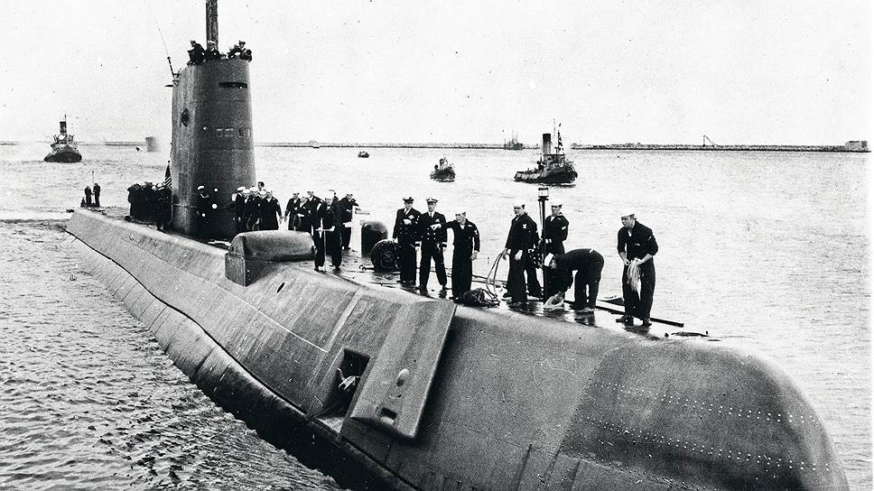 USS Nautilus входит в гавань Нью-Йорка