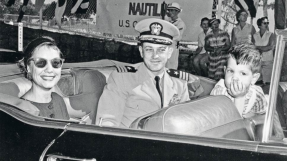 Капитан легендарной подводной лодки Уильям Андерсон с женой и сыном, Нью-Йорк, 1958 
