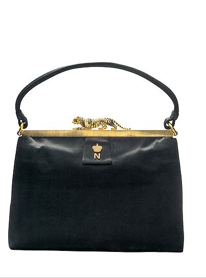 Cartier, вечерняя сумка из шелка, с золотом, 1961. Была заказана Барбарой Хаттон для ее кузины по мужу Нины Мдивани 
