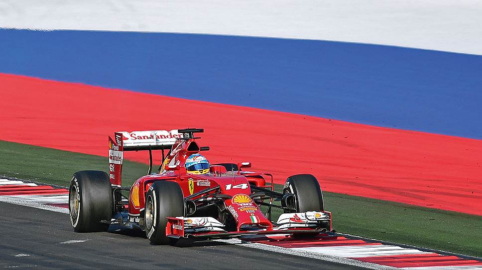 Пилот Ferrari Фернандо Алонсо тестирует сочинскую формульную трассу, 11 октября 2014 года   

