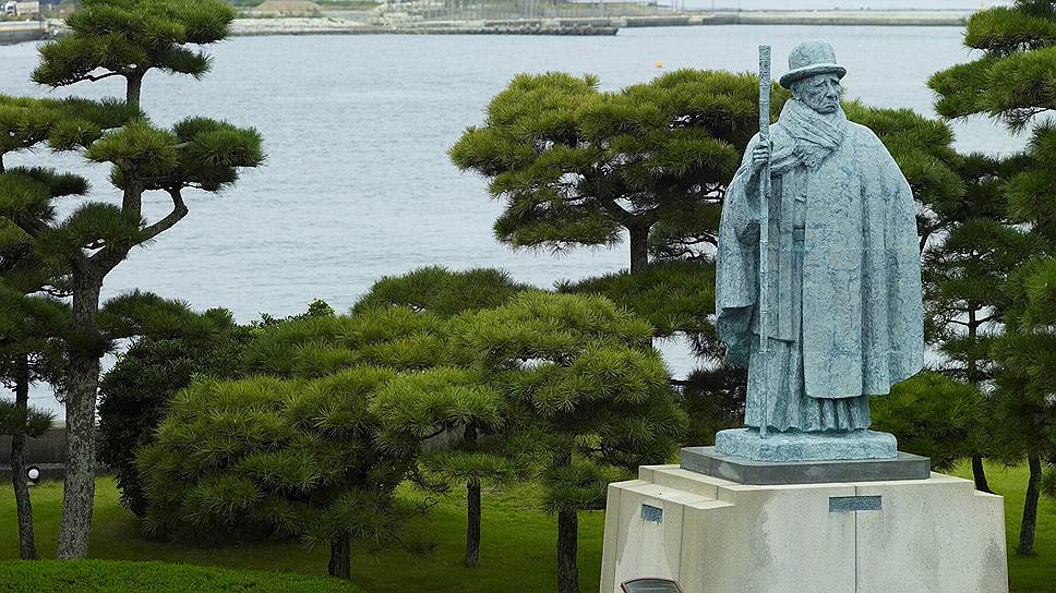 Памятник Кокичи Микимото на острове Тоба рядом с музеем марки 
