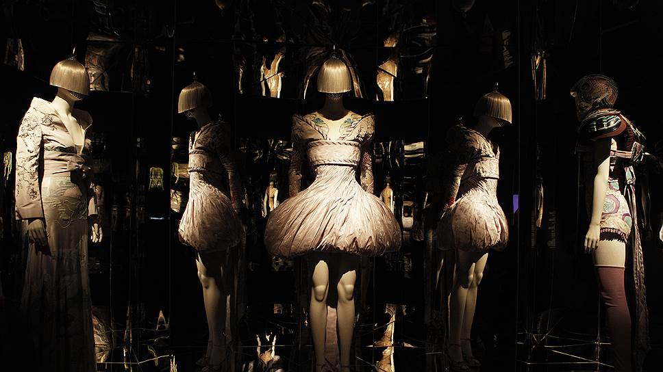 Экспонаты выставки Savage Beauty, посвященной дизайнеру Александру Маккуину, прошедшей в музее Metropolitan в 2011 году 
