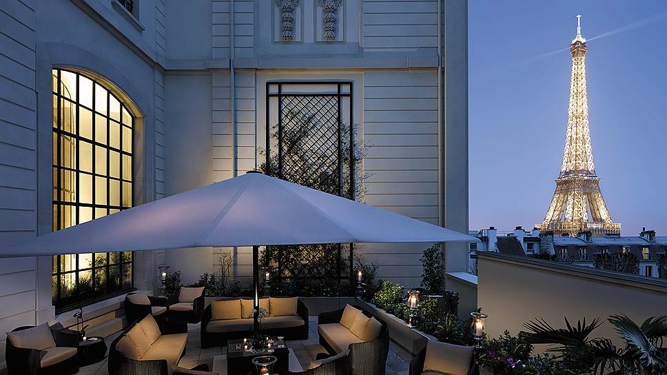 Из особняка парижского отеля Shangri-La видно главную достопримечательность города -- Эйфелеву башню 
