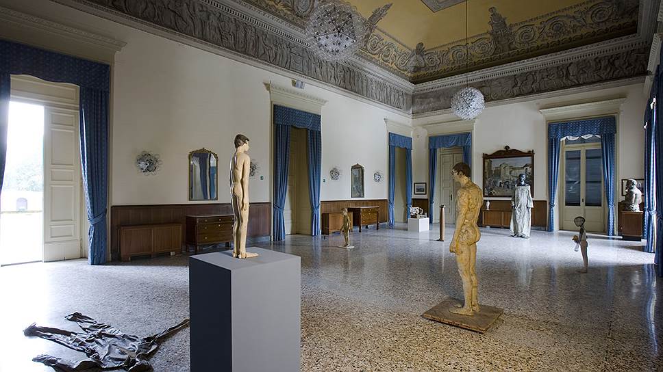В качестве площадок для выставок Fondazione Trussardi выступали как общественные площадки, вроде галереи Витторио Эммануила в Милане, так и музейные институции, к примеру Palazzina Appiani 
