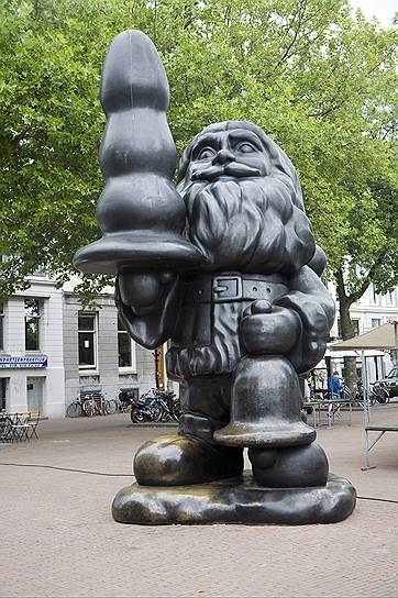 Скульптура Пола Маккарти в Роттердаме 
