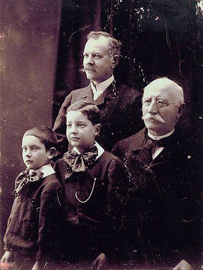 Луи-Улисс Шопар (справа) с семьей 
