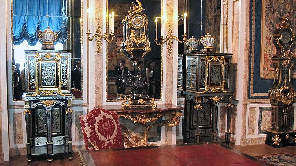 Королевская мебель разных королевских эпох на выставке
«От Людовика XIV до Людовика XVI»
в новых залах Лувра